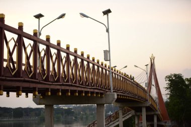 Gün batımı ve köprü silueti doğada