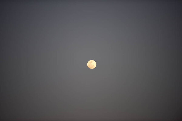 Луна в небе в вечернее время
