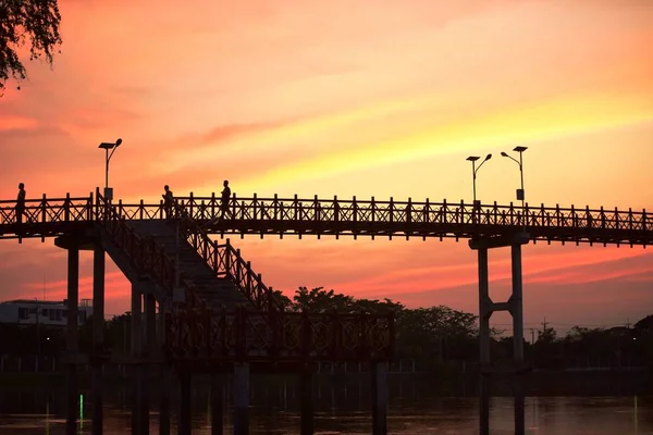 Puesta Sol Silueta Puente Sobre Naturaleza — Foto de Stock