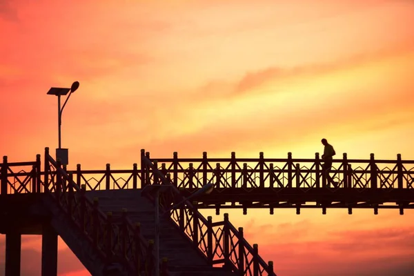 暗闇の前の日没後の鋼橋と光のシルエット — ストック写真