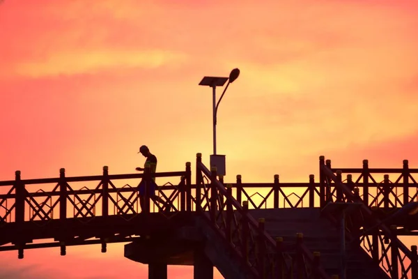 Sonnenuntergang Und Brückensilhouette Über Der Natur — Stockfoto