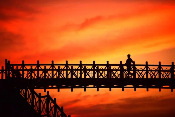 日没と自然橋のシルエット — ストック写真