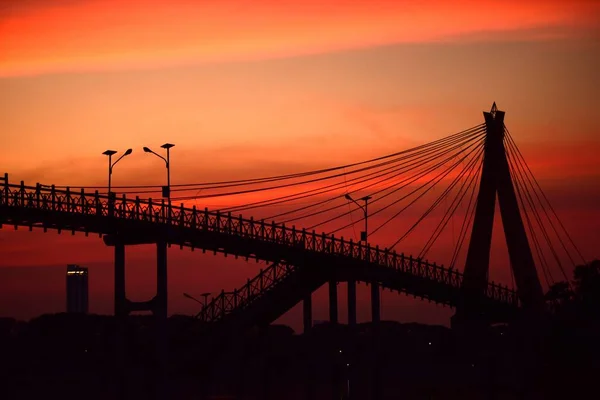 Sonnenuntergang Und Brückensilhouette Über Der Natur — Stockfoto