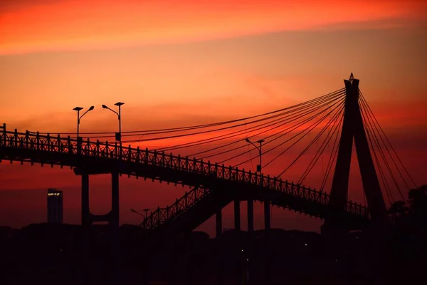 Puesta Sol Silueta Puente Sobre Naturaleza — Foto de Stock