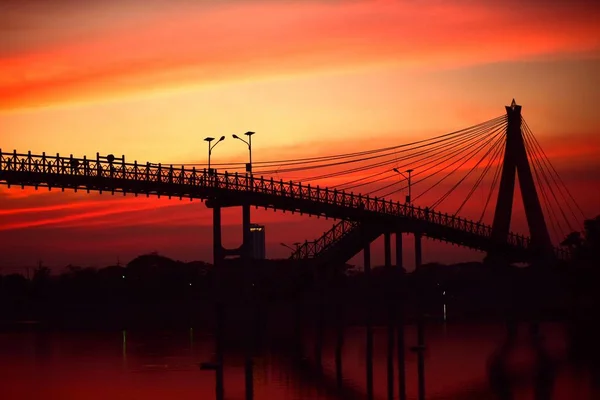 Puesta Sol Silueta Puente Sobre Naturaleza — Foto de Stock