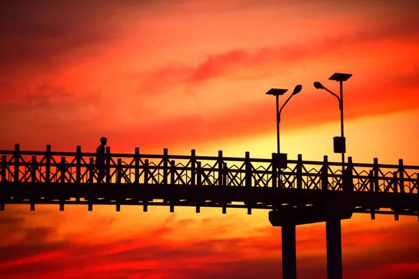 Die Silhouette Der Stahlbrücke Und Das Licht Nach Sonnenuntergang Vor — Stockfoto