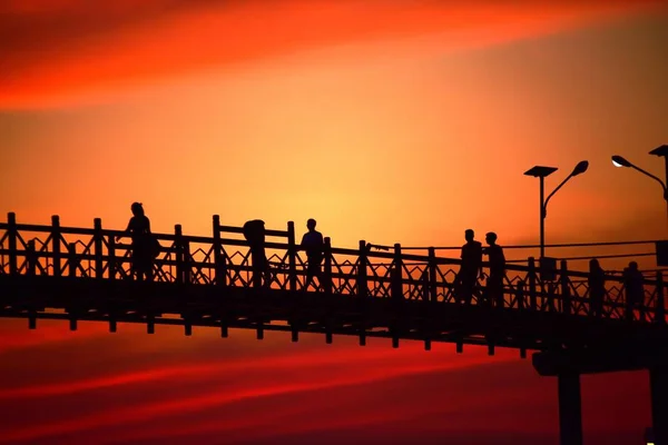 Sylwetka Stalowego Mostu Światło Zachodzie Słońca Przed Zmrokiem — Zdjęcie stockowe