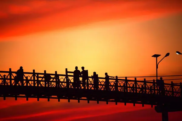 黄昏前钢桥的轮廓和日落后的灯光 — 图库照片