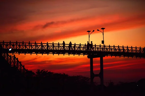 暗闇の前の日没後の鋼橋と光のシルエット — ストック写真