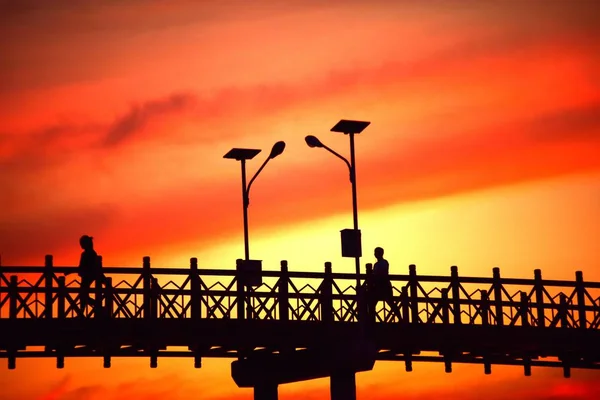 Het Silhouet Van Stalen Brug Het Licht Zonsondergang Voor Donker — Stockfoto