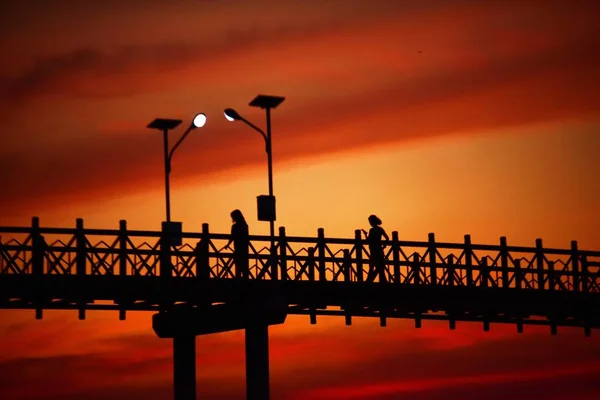 People Walking Bridge Sunset Time — Stock Photo, Image