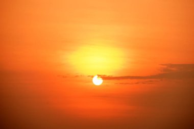 Gün batımında turuncu gökyüzü