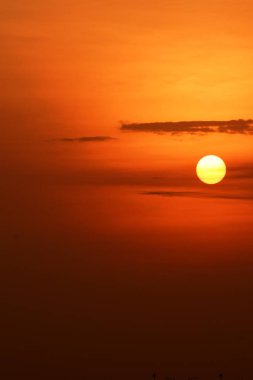 Gün batımında turuncu gökyüzü