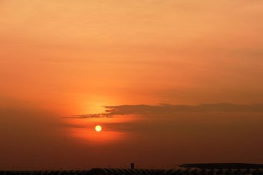 Günbatımında modern havaalanı