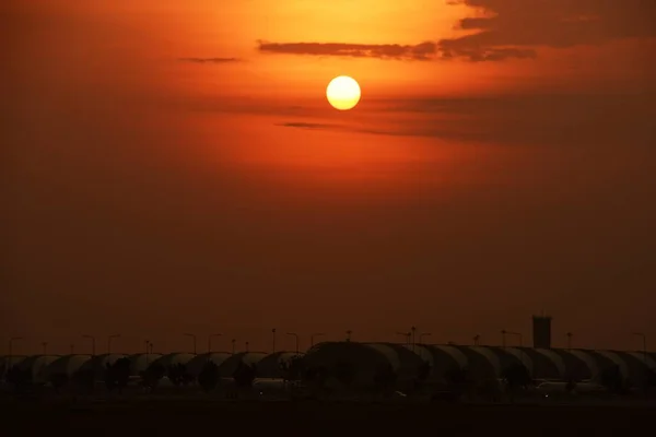 Nowoczesne Lotnisko Zachodzie Słońca — Zdjęcie stockowe
