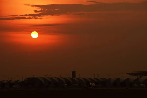 美しい空港の眺めで日没 — ストック写真