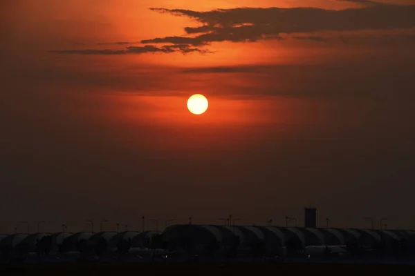 日没時の近代空港 — ストック写真