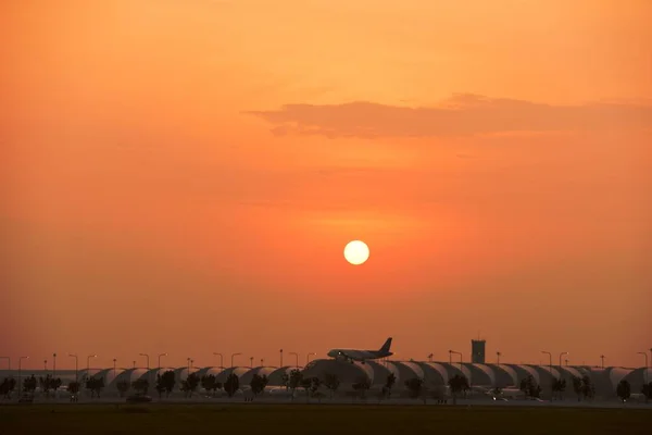 Aeropuerto Moderno Atardecer —  Fotos de Stock