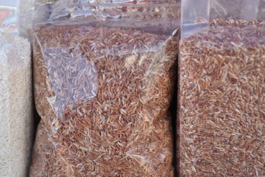 Pazarda ekmek ve baharatlar