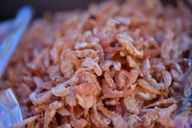 Piyasada kurutulmuş domuz eti.