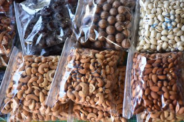 Farklı baharat ve fındık çeşitleri.