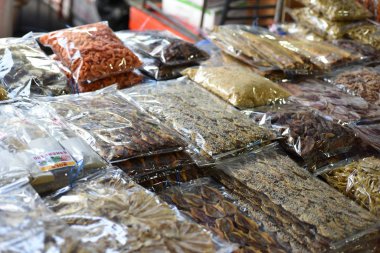 Pazardaki farklı balıklar..