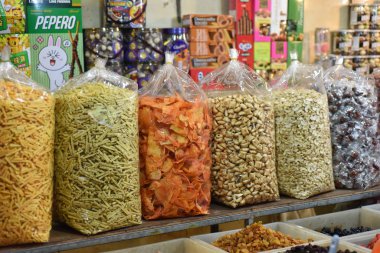 Pazarda çeşitli baharatlar var.