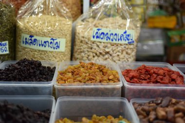 Piyasada çeşitli baharatlar var.