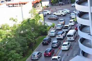 Modern şehirde arabalar yolda.