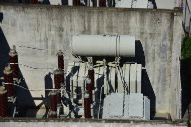 Sanayi binasında veya fabrikada elektrik