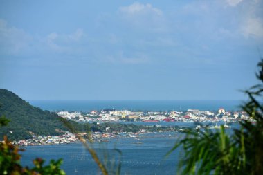 Nehir ve şehirle güzel bir manzara