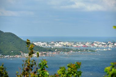 Sahildeki güzel nehir ve şehir manzarası