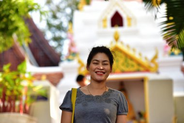 Tayland 'da Budist Tapınağı yakınında bir kadın.