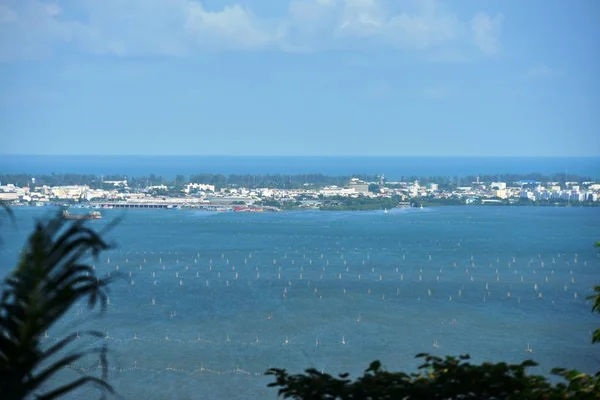 Schöne Landschaft Mit Fluss Und Stadt — Stockfoto