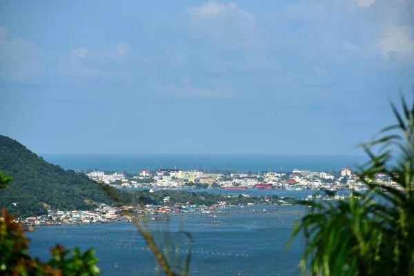 Schöne Landschaft Mit Fluss Und Stadt — Stockfoto