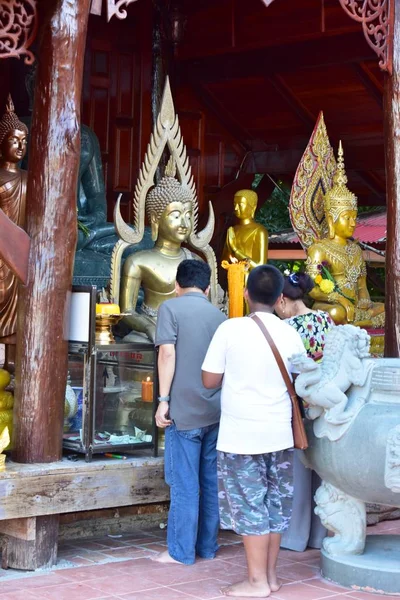 Imagem Dourada Buda Reverência Sutras Budistas Wat Luang Pothit Tailândia — Fotografia de Stock