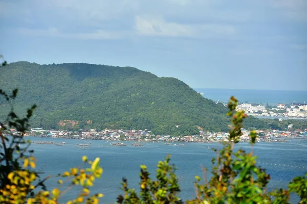 Bellissimo Paesaggio Fiume Città Sulla Costa — Foto Stock