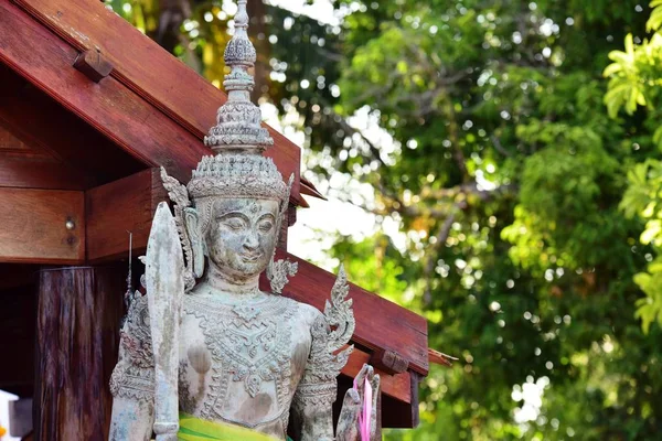พระพ ทธร ปทองค ความเคารพในพระค ไบเบ ดหลวงพระธาต ประเทศไทย — ภาพถ่ายสต็อก