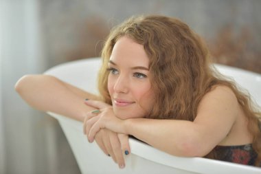 Güzel kız küvette rahatlatıcı