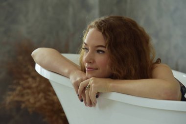 Güzel kız küvette rahatlatıcı