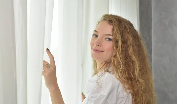 Hermosa Joven Mujer Cerca Ventana Casa — Foto de Stock