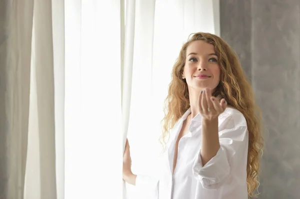 Hermosa Joven Mujer Cerca Ventana Casa — Foto de Stock