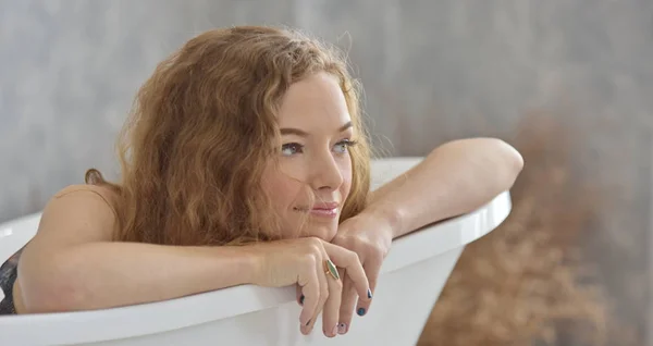 Schöne Mädchen Entspannen Der Badewanne — Stockfoto