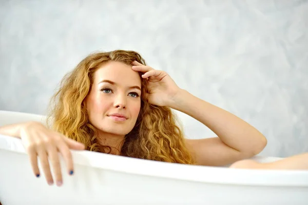 Schöne Mädchen Entspannen Der Badewanne — Stockfoto