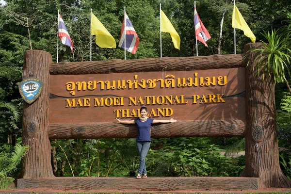 Asian Woman Nature Park — Stock Photo, Image