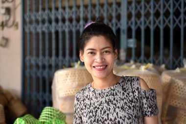 Doğa parkındaki Asyalı kadın.