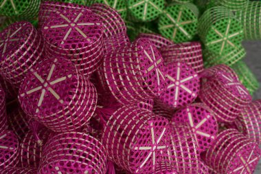 Hasır pazarlama sepeti. Rattan ya da bambu el işi. Doğal saman sepetinden yapılmış. Sepet hasır hasır Tayland el yapımı. arkaplan ve tasarım için dokuma bambu dokusudur.