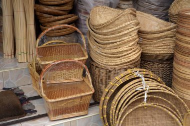 Hasır pazarlama sepeti. Rattan ya da bambu el işi. Doğal saman sepetinden yapılmış. Sepet hasır hasır Tayland el yapımı. arkaplan ve tasarım için dokuma bambu dokusudur.