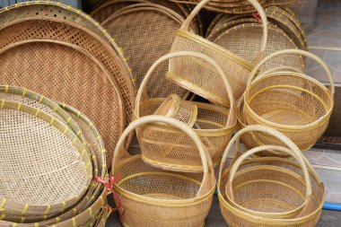Hasır pazarlama sepeti. Rattan ya da bambu el işi. Doğal saman sepetinden yapılmış. Sepet hasır hasır Tayland el yapımı. arkaplan ve tasarım için dokuma bambu dokusudur.