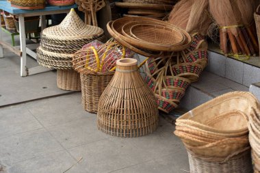 Hasır pazarlama sepeti. Rattan ya da bambu el işi. Doğal saman sepetinden yapılmış. Sepet hasır hasır Tayland el yapımı. arkaplan ve tasarım için dokuma bambu dokusudur.